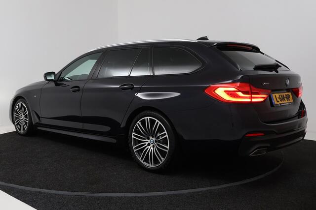 BMW 5-SERIE Touring 540i xDrive High Executive (PANORAMADAK, ADAPTIEVE CRUISE, SFEERVERLICHTING, DEALER ONDERH