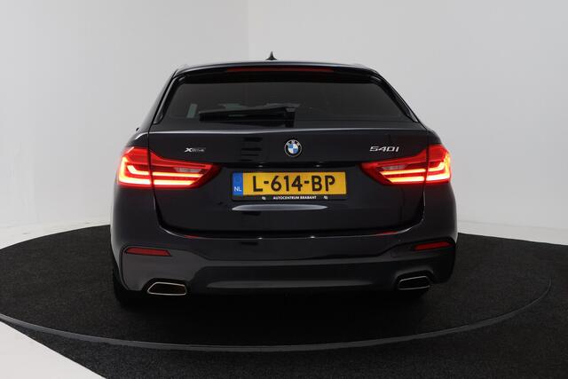 BMW 5-SERIE Touring 540i xDrive High Executive (PANORAMADAK, ADAPTIEVE CRUISE, SFEERVERLICHTING, DEALER ONDERH
