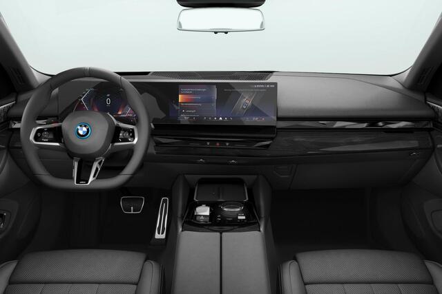 BMW 5-SERIE Touring 550e xDrive | Bowers & Wilkins | Innovation Pack | Comfort Pack | Travel Pack | Trekhaak elektrisch inklapbaar