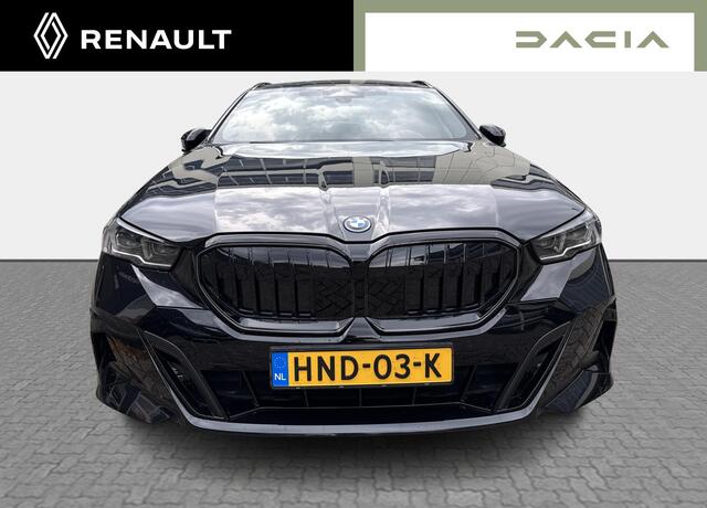 BMW 5-SERIE Touring 530e M Sport Edition - Harman Kardon / Panoramadak / Trekhaak / Travel Pack / Iconic Glow exterieur / Extra getinte achterruiten