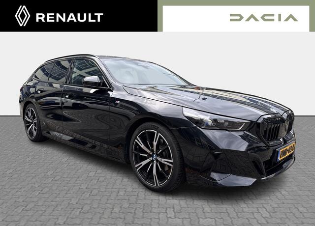 BMW 5-SERIE Touring 530e M Sport Edition - Harman Kardon / Panoramadak / Trekhaak / Travel Pack / Iconic Glow exterieur / Extra getinte achterruiten
