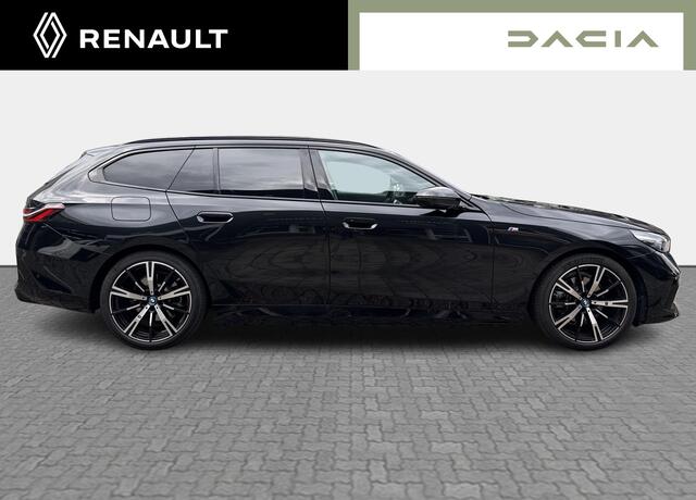 BMW 5-SERIE Touring 530e M Sport Edition - Harman Kardon / Panoramadak / Trekhaak / Travel Pack / Iconic Glow exterieur / Extra getinte achterruiten