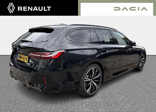 BMW 5-SERIE Touring 530e M Sport Edition - Harman Kardon / Panoramadak / Trekhaak / Travel Pack / Iconic Glow exterieur / Extra getinte achterruiten