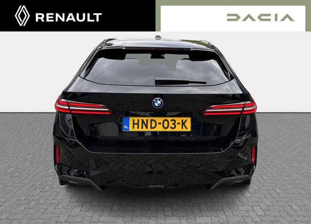 BMW 5-SERIE Touring 530e M Sport Edition - Harman Kardon / Panoramadak / Trekhaak / Travel Pack / Iconic Glow exterieur / Extra getinte achterruiten