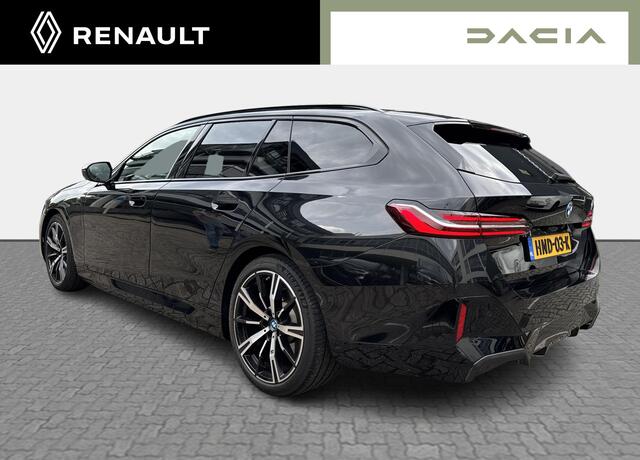 BMW 5-SERIE Touring 530e M Sport Edition - Harman Kardon / Panoramadak / Trekhaak / Travel Pack / Iconic Glow exterieur / Extra getinte achterruiten