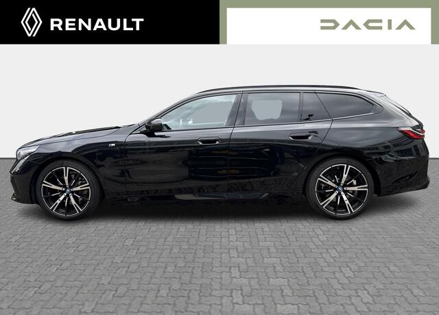 BMW 5-SERIE Touring 530e M Sport Edition - Harman Kardon / Panoramadak / Trekhaak / Travel Pack / Iconic Glow exterieur / Extra getinte achterruiten