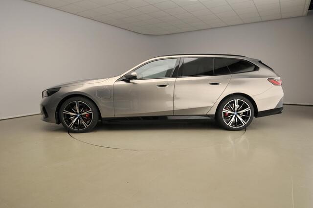 BMW 5-SERIE Touring 530e | M-Sportpakket | LED | Leder | HUD | Active cruise | Panoramadak | Trekhaak | DAB | Harman-Kardon sound | Alu 20 inch