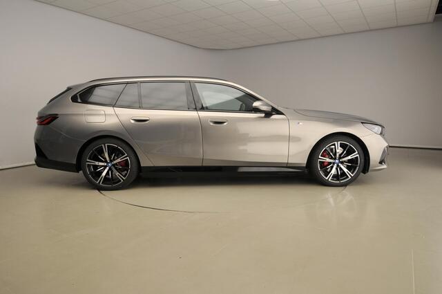 BMW 5-SERIE Touring 530e | M-Sportpakket | LED | Leder | HUD | Active cruise | Panoramadak | Trekhaak | DAB | Harman-Kardon sound | Alu 20 inch