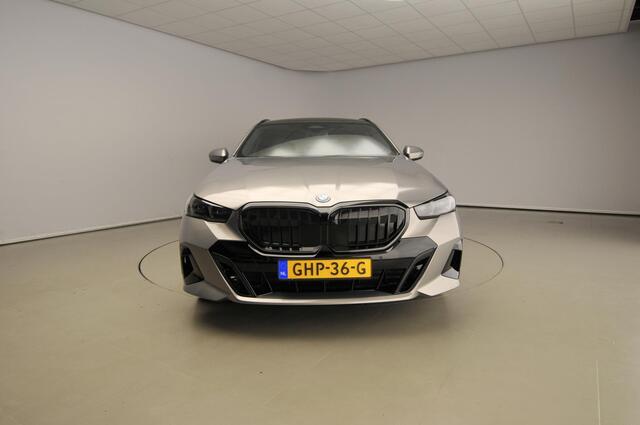 BMW 5-SERIE Touring 530e | M-Sportpakket | LED | Leder | HUD | Active cruise | Panoramadak | Trekhaak | DAB | Harman-Kardon sound | Alu 20 inch