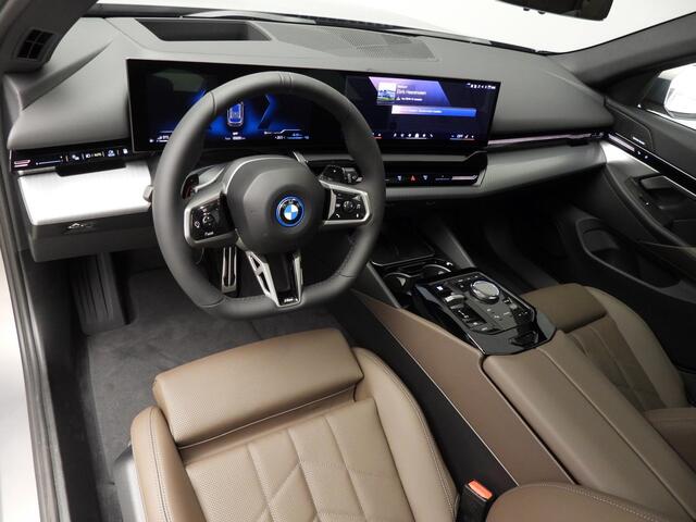 BMW 5-SERIE Touring 530e | M-Sportpakket | LED | Leder | HUD | Active cruise | Panoramadak | Trekhaak | DAB | Harman-Kardon sound | Alu 20 inch