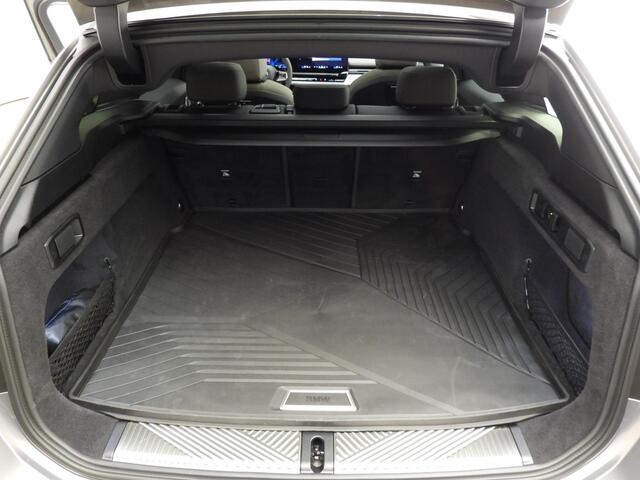 BMW 5-SERIE Touring 530e | M-Sportpakket | LED | Leder | HUD | Active cruise | Panoramadak | Trekhaak | DAB | Harman-Kardon sound | Alu 20 inch