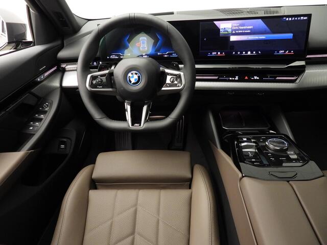 BMW 5-SERIE Touring 530e | M-Sportpakket | LED | Leder | HUD | Active cruise | Panoramadak | Trekhaak | DAB | Harman-Kardon sound | Alu 20 inch
