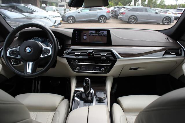 BMW 5-SERIE Touring 540i xDrive High Exe. M Sport / Trekhaak / 360Camera / Head-up / Softclose / Luxe Leder / 20'' / CarPlay / Harman Kardon / Keyless / Dodehoek / DAB / ACC