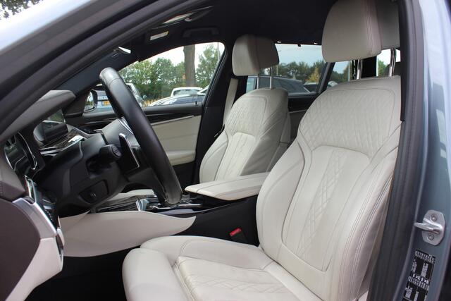 BMW 5-SERIE Touring 540i xDrive High Exe. M Sport / Trekhaak / 360Camera / Head-up / Softclose / Luxe Leder / 20'' / CarPlay / Harman Kardon / Keyless / Dodehoek / DAB / ACC