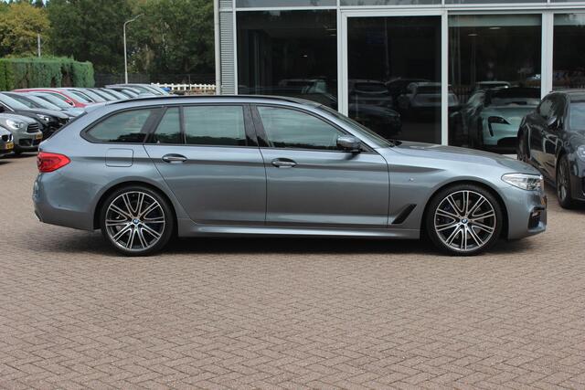BMW 5-SERIE Touring 540i xDrive High Exe. M Sport / Trekhaak / 360Camera / Head-up / Softclose / Luxe Leder / 20'' / CarPlay / Harman Kardon / Keyless / Dodehoek / DAB / ACC