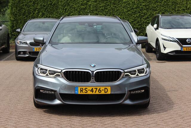 BMW 5-SERIE Touring 540i xDrive High Exe. M Sport / Trekhaak / 360Camera / Head-up / Softclose / Luxe Leder / 20'' / CarPlay / Harman Kardon / Keyless / Dodehoek / DAB / ACC