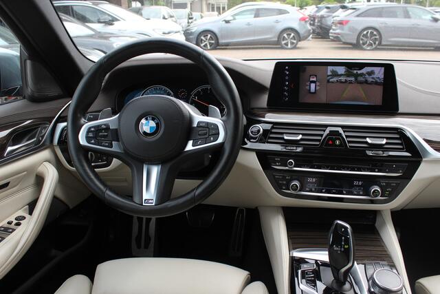 BMW 5-SERIE Touring 540i xDrive High Exe. M Sport / Trekhaak / 360Camera / Head-up / Softclose / Luxe Leder / 20'' / CarPlay / Harman Kardon / Keyless / Dodehoek / DAB / ACC