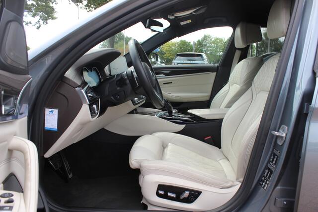 BMW 5-SERIE Touring 540i xDrive High Exe. M Sport / Trekhaak / 360Camera / Head-up / Softclose / Luxe Leder / 20'' / CarPlay / Harman Kardon / Keyless / Dodehoek / DAB / ACC