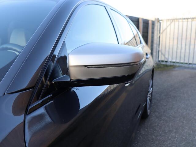 BMW 5-SERIE M550i xDrive High Executive dealer O.H., BTW-auto, pano, HUD