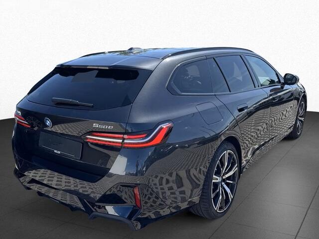 BMW 5-SERIE Touring 550e xDrive M-SPORT ** PANORAMA, IVORY LEDER, TREKH, 20-inch LMV, ADAPT. CRUISE ** 1e EIG - UNGALLFREI - Ex. BMW ** ** INFORMEER OOK NAAR ONZE AANTREKKELIJKE FINANCIAL-LEASE TARIEVEN **