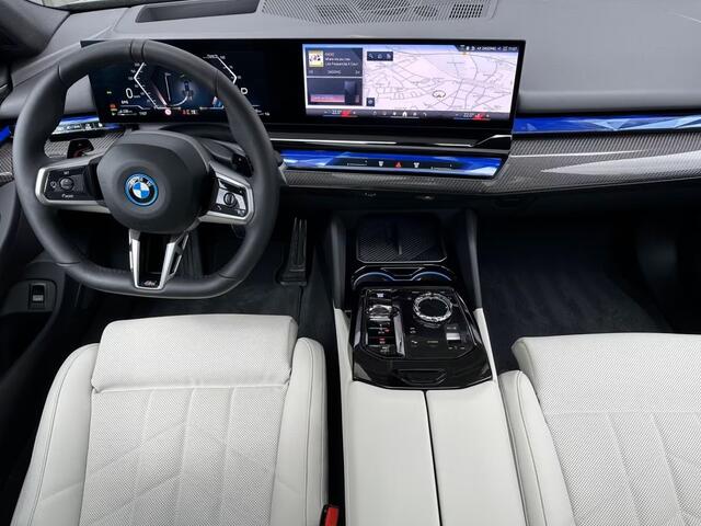 BMW 5-SERIE Touring 550e xDrive M-SPORT ** PANORAMA, IVORY LEDER, TREKH, 20-inch LMV, ADAPT. CRUISE ** 1e EIG - UNGALLFREI - Ex. BMW ** ** INFORMEER OOK NAAR ONZE AANTREKKELIJKE FINANCIAL-LEASE TARIEVEN **
