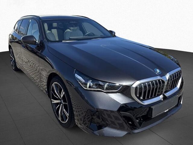 BMW 5-SERIE Touring 550e xDrive M-SPORT ** PANORAMA, IVORY LEDER, TREKH, 20-inch LMV, ADAPT. CRUISE ** 1e EIG - UNGALLFREI - Ex. BMW ** ** INFORMEER OOK NAAR ONZE AANTREKKELIJKE FINANCIAL-LEASE TARIEVEN **