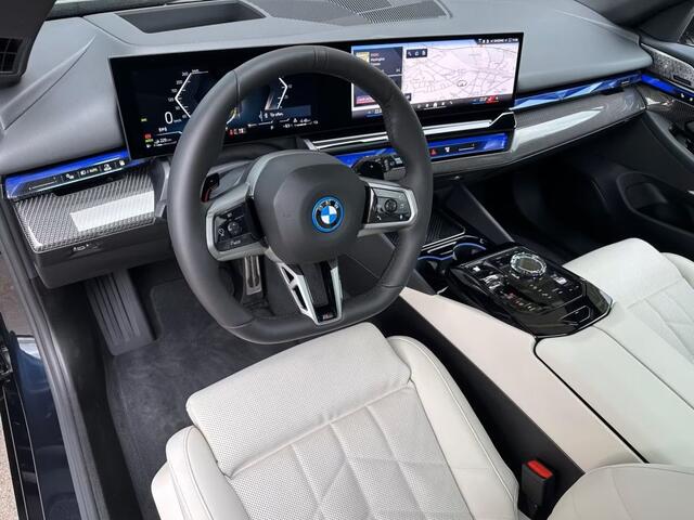 BMW 5-SERIE Touring 550e xDrive M-SPORT ** PANORAMA, IVORY LEDER, TREKH, 20-inch LMV, ADAPT. CRUISE ** 1e EIG - UNGALLFREI - Ex. BMW ** ** INFORMEER OOK NAAR ONZE AANTREKKELIJKE FINANCIAL-LEASE TARIEVEN **