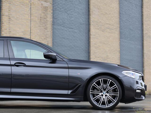 BMW 5-SERIE Touring 520i M Sport | 20" Individual 759i | Pano | HUD | Harman/Kardon | Leder |