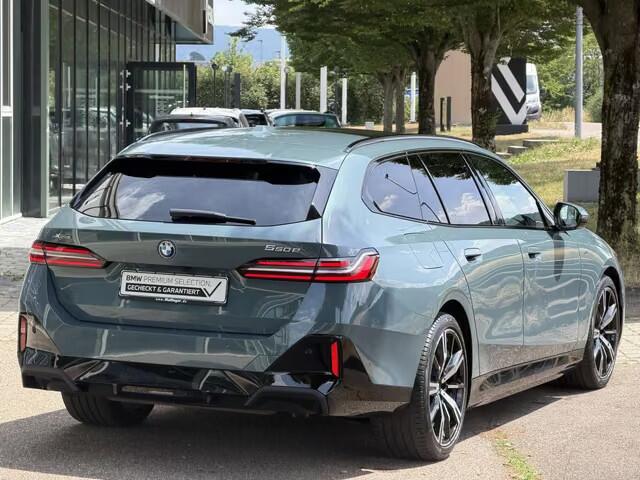 BMW 5-SERIE Touring 550e xDrive M-SPORT ** PANORAMA, BRUIN LEDER, TREKH, 20-inch LMV, ADAPT. CRUISE ** 1e EIG - UNGALLFREI - Ex. BMW ** ** INFORMEER OOK NAAR ONZE AANTREKKELIJKE FINANCIAL-LEASE TARIEVEN **