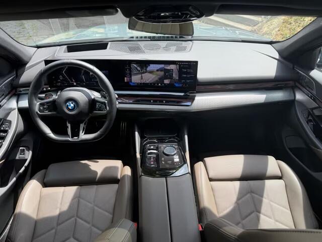 BMW 5-SERIE Touring 550e xDrive M-SPORT ** PANORAMA, BRUIN LEDER, TREKH, 20-inch LMV, ADAPT. CRUISE ** 1e EIG - UNGALLFREI - Ex. BMW ** ** INFORMEER OOK NAAR ONZE AANTREKKELIJKE FINANCIAL-LEASE TARIEVEN **