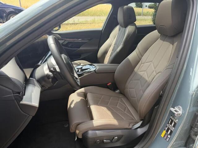 BMW 5-SERIE Touring 550e xDrive M-SPORT ** PANORAMA, BRUIN LEDER, TREKH, 20-inch LMV, ADAPT. CRUISE ** 1e EIG - UNGALLFREI - Ex. BMW ** ** INFORMEER OOK NAAR ONZE AANTREKKELIJKE FINANCIAL-LEASE TARIEVEN **