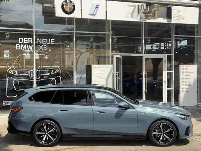 BMW 5-SERIE Touring 550e xDrive M-SPORT ** PANORAMA, BRUIN LEDER, TREKH, 20-inch LMV, ADAPT. CRUISE ** 1e EIG - UNGALLFREI - Ex. BMW ** ** INFORMEER OOK NAAR ONZE AANTREKKELIJKE FINANCIAL-LEASE TARIEVEN **