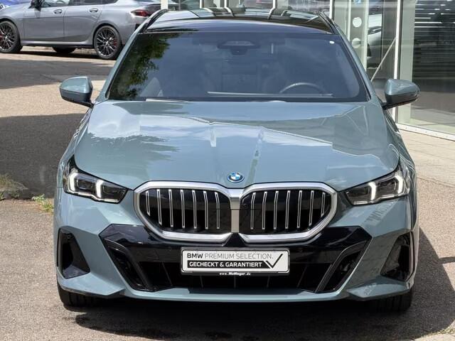 BMW 5-SERIE Touring 550e xDrive M-SPORT ** PANORAMA, BRUIN LEDER, TREKH, 20-inch LMV, ADAPT. CRUISE ** 1e EIG - UNGALLFREI - Ex. BMW ** ** INFORMEER OOK NAAR ONZE AANTREKKELIJKE FINANCIAL-LEASE TARIEVEN **