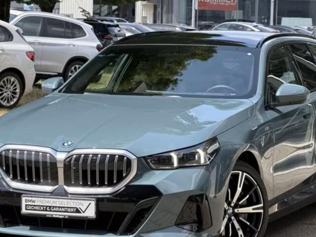 BMW 5-SERIE Touring 550e xDrive M-SPORT ** PANORAMA, BRUIN LEDER, TREKH, 20-inch LMV, ADAPT. CRUISE ** 1e EIG - UNGALLFREI - Ex. BMW ** ** INFORMEER OOK NAAR ONZE AANTREKKELIJKE FINANCIAL-LEASE TARIEVEN **