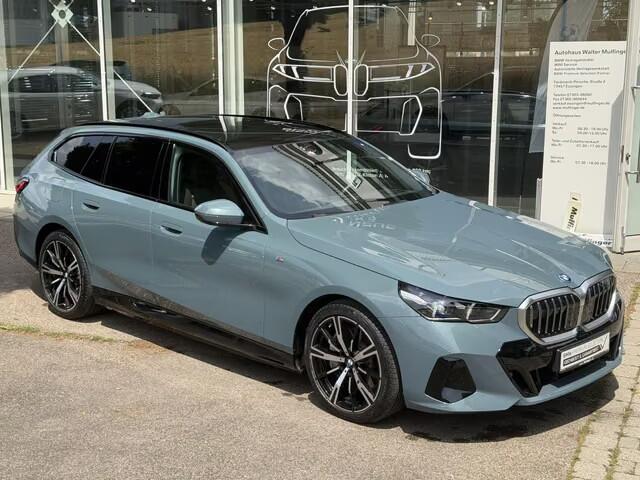 BMW 5-SERIE Touring 550e xDrive M-SPORT ** PANORAMA, BRUIN LEDER, TREKH, 20-inch LMV, ADAPT. CRUISE ** 1e EIG - UNGALLFREI - Ex. BMW ** ** INFORMEER OOK NAAR ONZE AANTREKKELIJKE FINANCIAL-LEASE TARIEVEN **