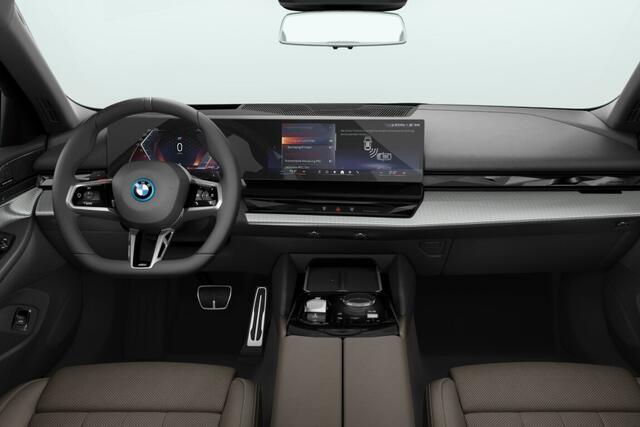 BMW 5-SERIE Sedan 530e M Sport Edition | M Sportpakket Pro | Innovation Pack | Travel Pack | Comfort Pack