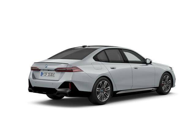 BMW 5-SERIE Sedan 530e M Sport Pro Edition | M Sportpakket Pro | Innovation Pack | Travel Pack | Comfort Pack