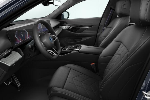 BMW 5-SERIE Sedan 530e M Sport Pro Edition | M Sportpakket Pro | Innovation Pack | Travel Pack | Comfort Pack | Trekhaak
