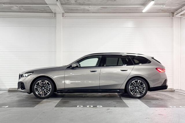 BMW 5-SERIE Touring 520i | Panoramadak | Comfort access | Trekhaak | Comfortpack | M-sport | Harman Kardon |