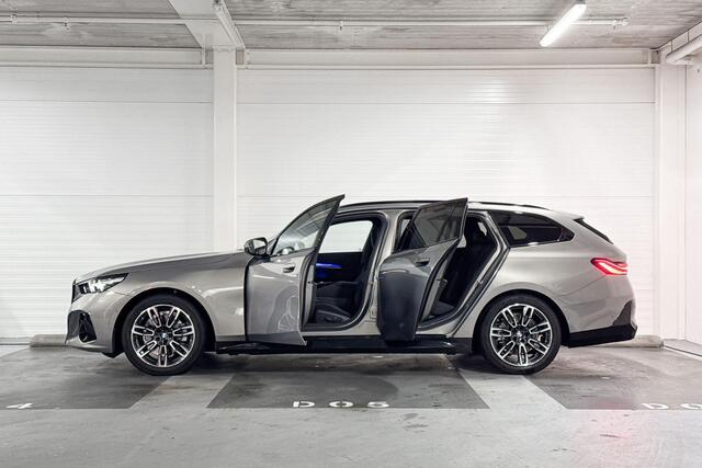 BMW 5-SERIE Touring 520i | Panoramadak | Comfort access | Trekhaak | Comfortpack | M-sport | Harman Kardon |