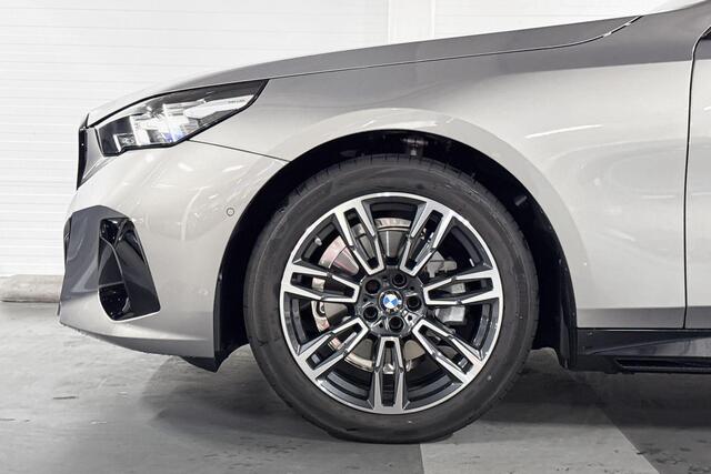 BMW 5-SERIE Touring 520i | Panoramadak | Comfort access | Trekhaak | Comfortpack | M-sport | Harman Kardon |