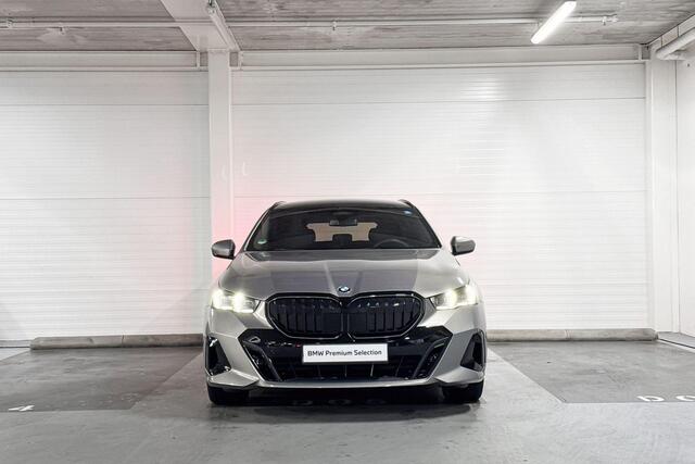 BMW 5-SERIE Touring 520i | Panoramadak | Comfort access | Trekhaak | Comfortpack | M-sport | Harman Kardon |