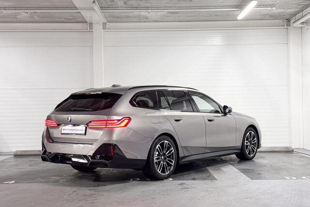 BMW 5-SERIE Touring 520i | Panoramadak | Comfort access | Trekhaak | Comfortpack | M-sport | Harman Kardon |