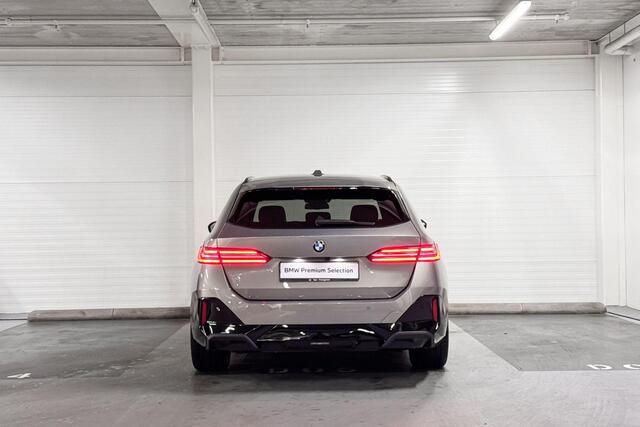 BMW 5-SERIE Touring 520i | Panoramadak | Comfort access | Trekhaak | Comfortpack | M-sport | Harman Kardon |