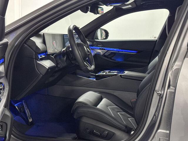 BMW 5-SERIE Touring 520i | Panoramadak | Comfort access | Trekhaak | Comfortpack | M-sport | Harman Kardon |