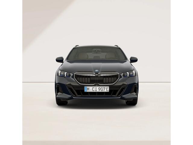 BMW 5-SERIE Touring 550e xDrive - M-Sport Pro - Comfortzetels - Pano - Trekhaak - Head-up