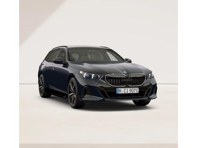 BMW 5-SERIE Touring 550e xDrive - M-Sport Pro - Comfortzetels - Pano - Trekhaak - Head-up