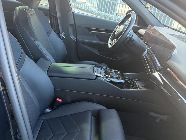 BMW 5-SERIE 530e M-Sport | 20" | Trekhaak | Elektrisch verstelbare stoelen | Camera