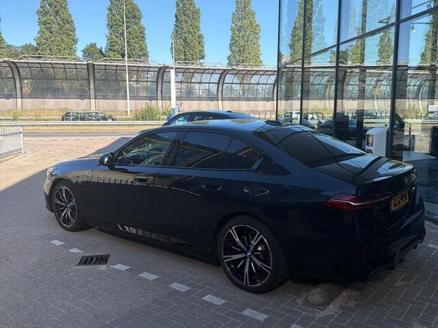 BMW 5-SERIE 530e M-Sport | 20" | Trekhaak | Elektrisch verstelbare stoelen | Camera