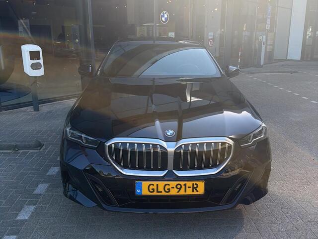 BMW 5-SERIE 530e M-Sport | 20" | Trekhaak | Elektrisch verstelbare stoelen | Camera